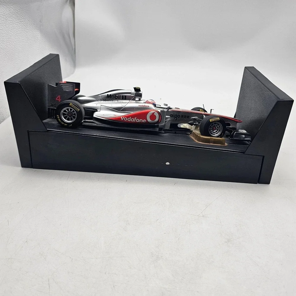 Jenson Button #4 Vodafone McLaren Mercedes Formula 1 1:18 scale display model